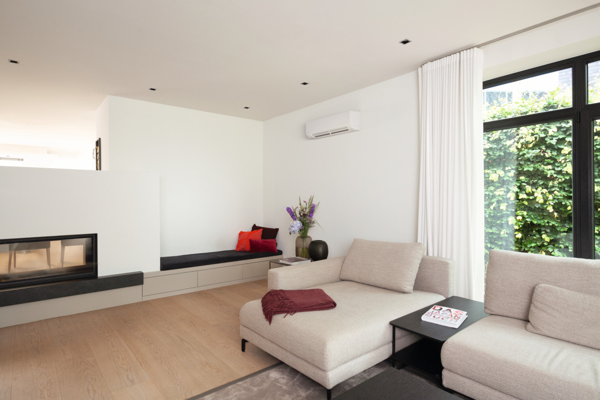 Klimaanlage dezent im Wohnzimmer integriert